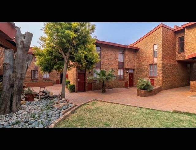 2 BEDROOM TOWNHOUSE FOR SALE IN LINMEYER
